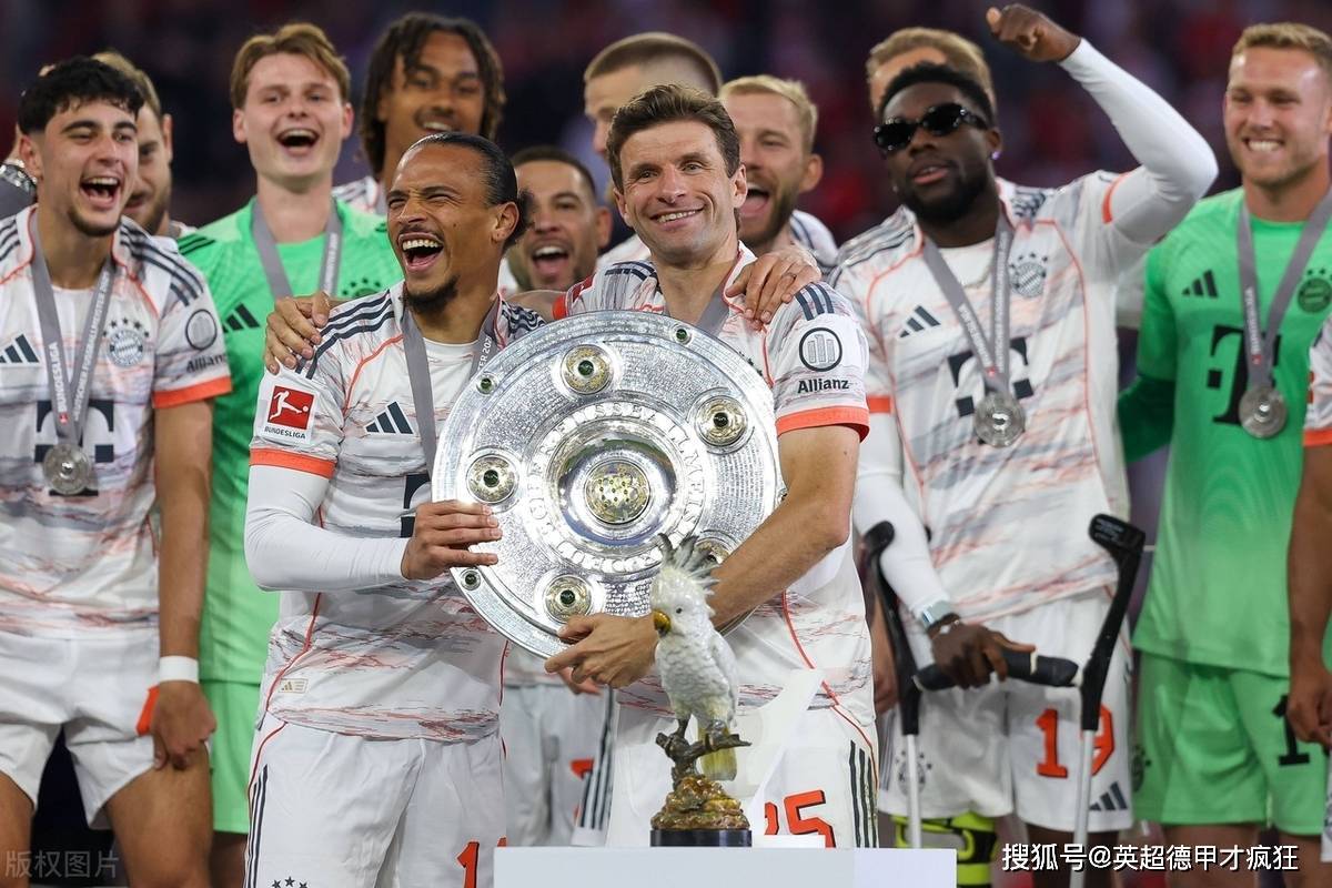 拜仁穆勒、凯恩、戴尔举起沙拉盘！德甲颁奖激情犹在，啤酒浴更爽